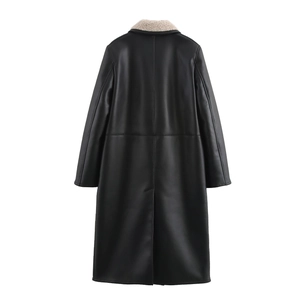 Vista posteriore del cappotto lungo in pelle nera con collo in montone bianco e spacco