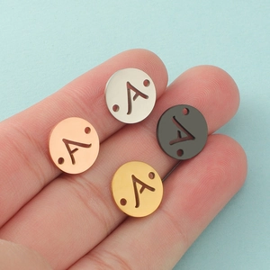 Lot de quatre pendentifs ronds 13mm en acier inoxydable lettre A en or, argent, rose et noir