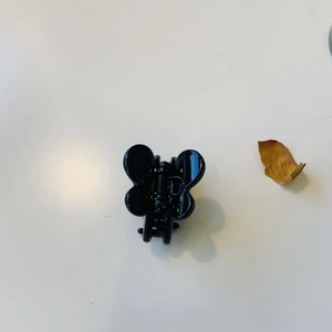 Vue de dessus d'une petite pince à cheveux noire oreilles de lapin avec nœud papillon