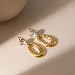 Elegante goldene Tropfenohrringe mit glitzerndem Zirkon und ovalem Metallanhänger im Set