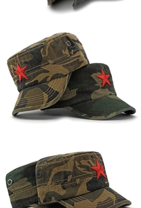 Detail van militaire camo pet met rood sterborduursel en ademende metalen oogjes