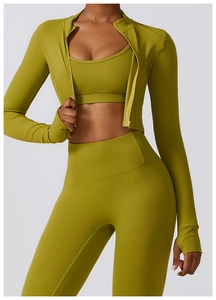 Détail d'un ensemble de yoga vert olive avec veste zippée et passants de pouce