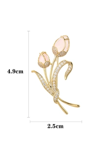 Vista dettagliata della spilla a tulipano con boccioli rosa e foglie d'oro, 4,9x2,5cm