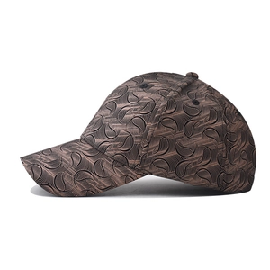 Détail d'une casquette de baseball à motif paisley marron et noir avec visière courbée