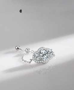 Detail of adjustable S925 silver chain ring with three stones and sliding bead clasp