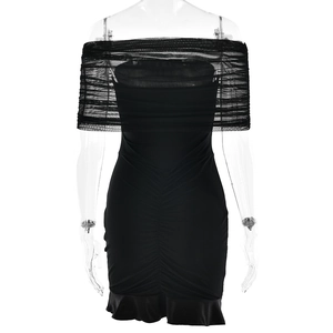 Détail de la robe courte noire à épaules dénudées avec mesh et ourlet à volants