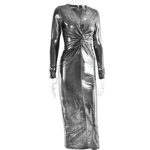Détail de la robe argentée à col en V avec un nœud élégant à la taille et effet froissé