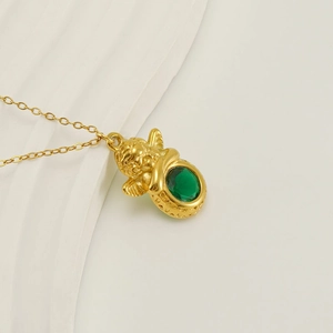 Collier en titane plaqué or 18k avec pendentif ange et zircon vert pour femme