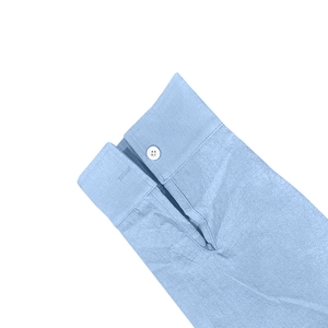 Primo piano dettagliato del polsino della camicia in lino azzurro con bottone