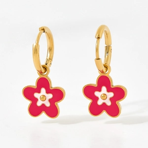 Boucles d'oreilles créoles dorées avec fleurs en émail rose et blanc sur fond blanc