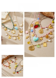 Détail de colliers bohèmes tissés avec pendentifs marins dorés et perles colorées