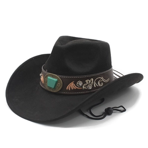 Détail du chapeau en laine noire avec bande en cuir brodée et pierre précieuse verte