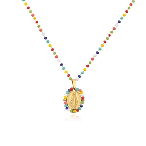 Detailaufnahme einer Edelstahl-Religionskette mit bunten Perlen und Maria-Medaillon-Anhänger