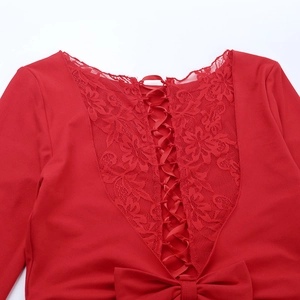 Dettaglio del top rosso schiena scoperta con pizzo, spalline incrociate e grande fiocco