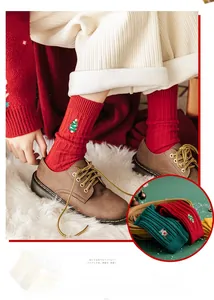 Détails de chaussettes de Noël en coton avec broderies festives de sapin et renne