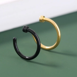 Minimalistische C-vormige piercing ringen set, zwarte en gouden veelzijdige lichaamsjuwelen.