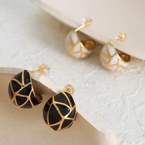 Elegant C-shaped titanium steel earrings with geometric enamel texture in black and white