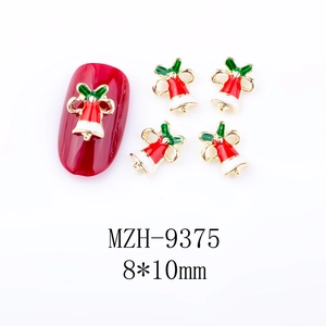 Makroaufnahme von 8x10mm Weihnachtsglocken-Nagelanhängern mit Emaille und Goldschleifen
