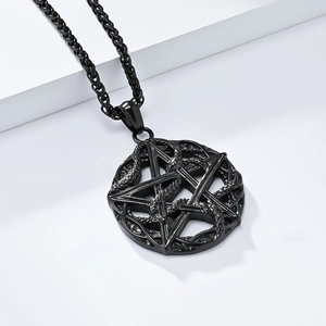 Collier rétro avec pendentif pentagramme et serpent en acier sur des marches blanches