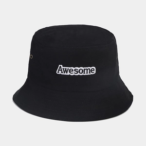 Détail du chapeau bob en coton noir avec broderie Awesome blanche et œillets métalliques