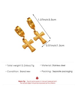Detailansicht der goldenen Edelstahl-Kreuz-Ohrringe mit präzisen Größenmessungen