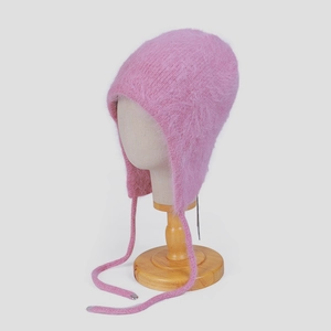 Detailaufnahme der rosa Angora-Kunstpelz-Ohrenklappenmütze mit langen Zierbändern