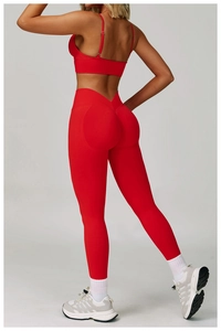 Vue détaillée du legging de yoga rouge taille haute avec coupe en V et tricot extensible