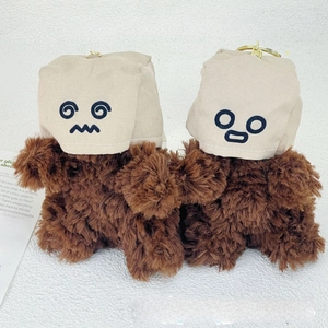 Détail des porte-clés en peluche Westie avec masques rigolos et anneaux dorés