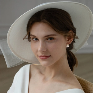 Minimalist pearl earrings with golden V-shaped frame worn by model in French elegant style