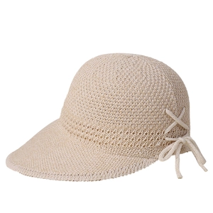 Visiera parasole in maglia beige per donna con elegante fiocco laterale