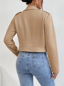 Vue arrière du blouson cintré en simili cuir camel avec coutures structurelles
