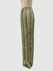 Détail de la taille élastique et des rayures verticales colorées sur le pantalon large