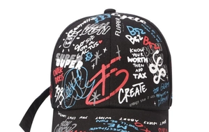 Gros plan d'une casquette de baseball noire avec imprimés graffitis et slogans street art