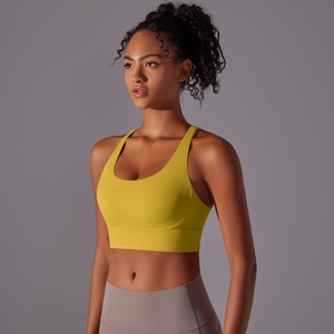 Dettaglio del design incrociato sulla schiena del reggiseno sportivo giallo per yoga