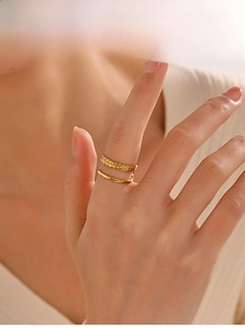 Gros plan d'une bague double couche dorée à motif de blé ajustable en acier inoxydable