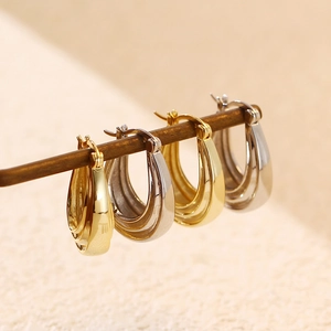 Detailansicht der mehrschichtigen Gold- und Silberohrringe aus S925 Sterlingsilber