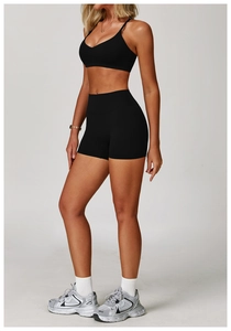 Dettaglio del set reggiseno sportivo nero opaco elasticizzato e pantaloncini fitness