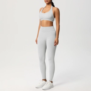 Dettaglio del set da yoga in maglia grigio chiaro con top a lupetto e leggings a vita alta