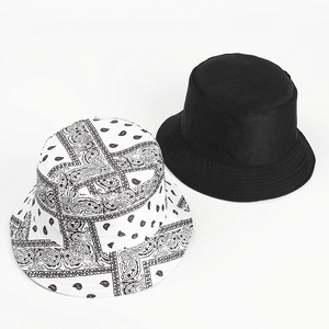 Detailansicht des wendbaren Fischerhuts mit schwarzem Stoff und Paisley-Muster-Design