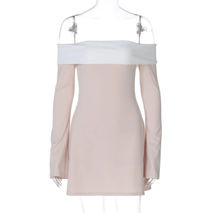 Détail d'une robe moulante rose à épaules dénudées avec élégant col blanc plié