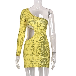 Gelbes One-Shoulder-Minikleid mit Krokodilmuster, langem Ärmel und Taillenausschnitt