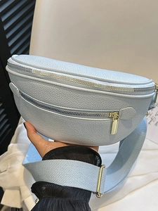 Sac banane en cuir bleu clair à motif litchi avec boucle argentée et large bandoulière