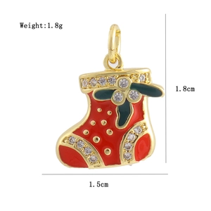 Détail macro du pendentif botte de Noël en émail rouge avec zircons et dimensions incluses
