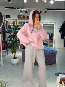 Sweat à capuche rose oversize avec broderie cœur et pantalon large à taille haute