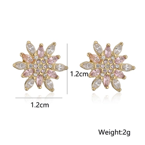 Dettaglio di orecchini a fiore da 1,2 cm con zirconi marquise rosa e bianchi