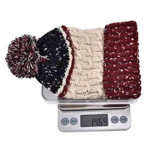 Bonnet en grosse maille tricolore marine, crème et bordeaux pesant 146,9g pour l'hiver