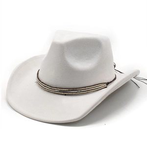 Dettaglio cappello cowboy in scamosciato bianco con fascia di perline oro e tesa larga