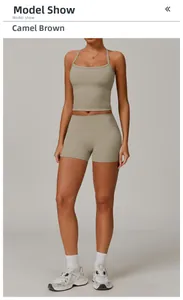 Mannequin portant un ensemble de yoga deux pièces marron chameau avec haut court et short
