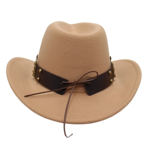 Détail d'un chapeau cowboy en feutre beige avec bande cuir et rivets en bronze
