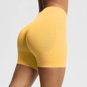 Détail du short de yoga sans couture jaune gingembre avec texture push-up et taille haute côtelée